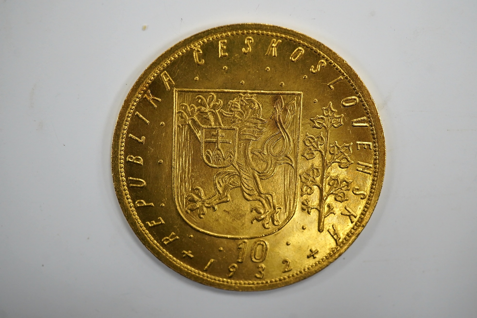 Czechoslovakia gold coins, First Republic, 10 Dukátu 1932, KM.14, minute edge nicks otherwise about UNC, limited production of 1035 examples, scarce
